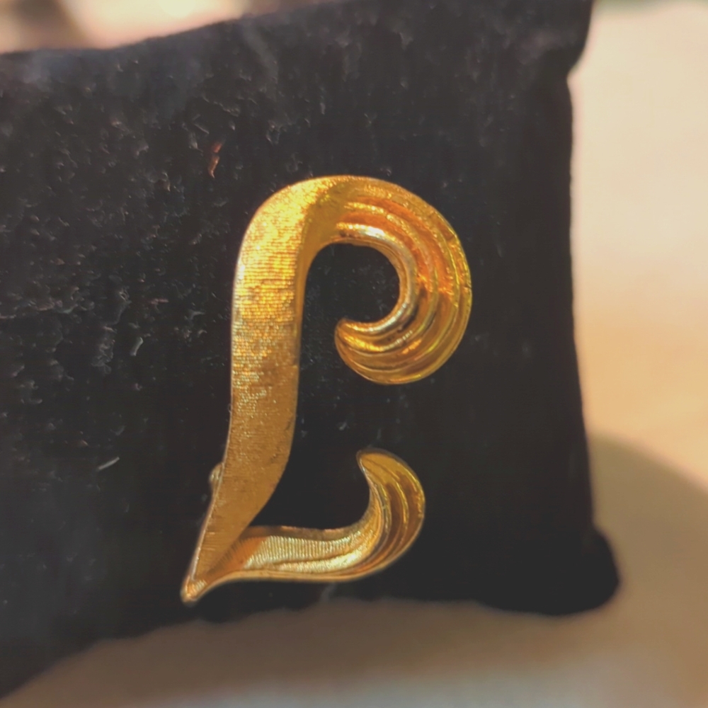 VTG Coro letter L pin